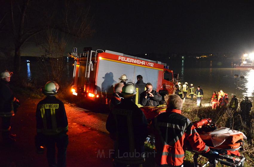 Einsatz BF Koeln PKW im Rhein Mondorf Hersel P111.JPG